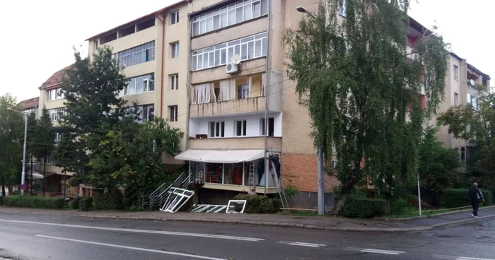 Fereastra termopan a fost smulsă de vânt FOTO Andreea Vilcovschi