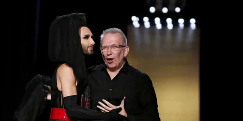 Creatorul francez Jean Paul Gaultier (D) apare alături de câştigătoarea Eurovision Conchita Wurst la finalul colecţiei Haute Couture toamna/iarnă 2014-2015 de la Paris FOTO Reuters