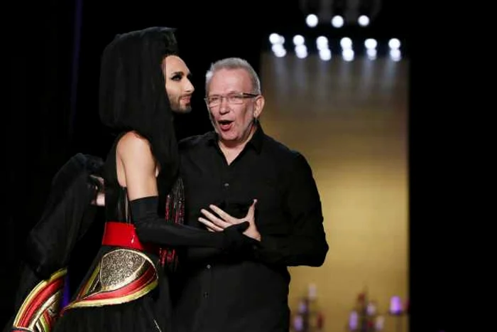 Creatorul francez Jean Paul Gaultier (D) apare alături de câştigătoarea Eurovision Conchita Wurst la finalul colecţiei Haute Couture toamna/iarnă 2014-2015 de la Paris FOTO Reuters