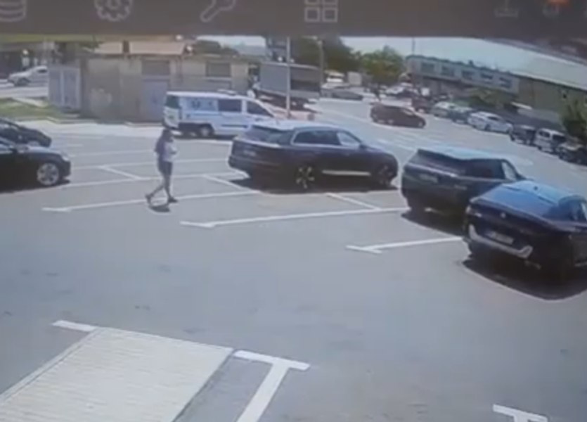 Momentul șocant în care o tânără este băgată cu forța într-o mașină de doi indivizi, în parcarea unui supermarket din Bacău. Ce a salvat-o