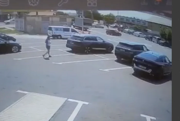 VIDEO Momentul șocant în care o tânără este băgată cu forța într-o mașină de doi indivizi, în parcarea unui supermarket din Bacău. Ce a salvat-o