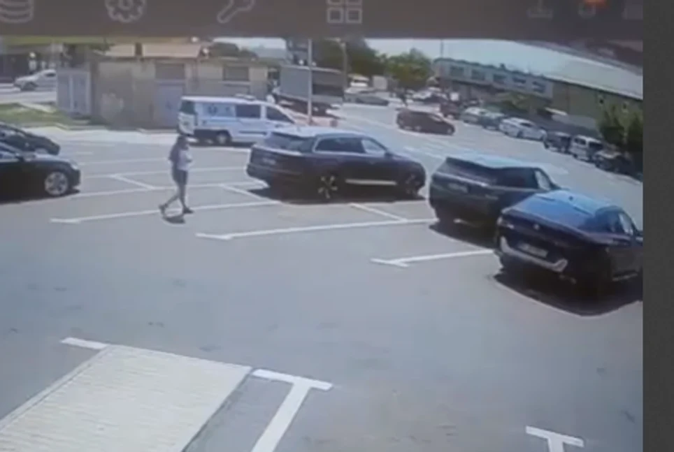Femeie se afla în parcarea unui supermarket FOTO: captura video