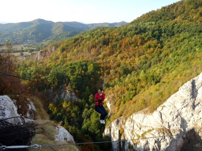 Cea mai înaltă tiroliană din ţară este la Cheile Râşnoavei. FOTO Jump Adventure