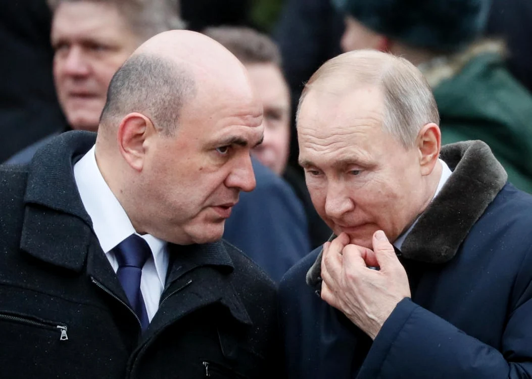 Putin (stânga) surprins în timpul unei discuții cu premierul său Mihail Mișustin FOTO EPA-EFE