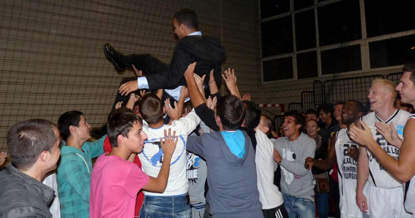 Galeria giurgiuveană l-a "adoptat" deja pe antrenorul Theo Evans (foto Bogdan Vladu)
