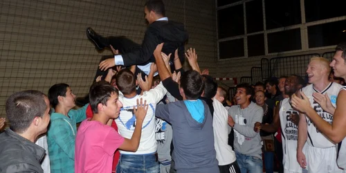 Galeria giurgiuveană l-a "adoptat" deja pe antrenorul Theo Evans (foto Bogdan Vladu)