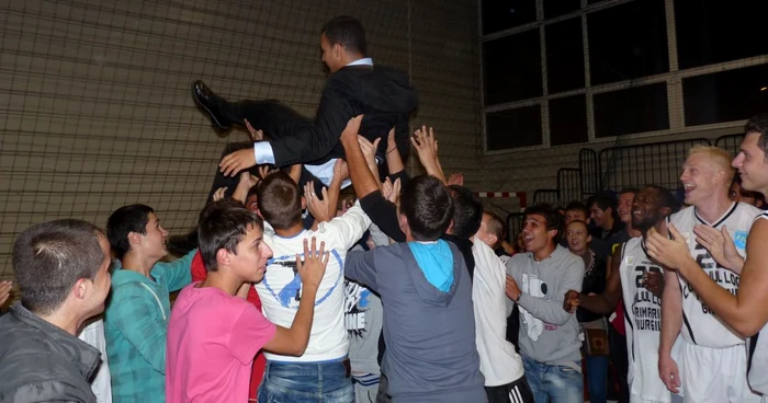 Galeria giurgiuveană l-a "adoptat" deja pe antrenorul Theo Evans (foto Bogdan Vladu)