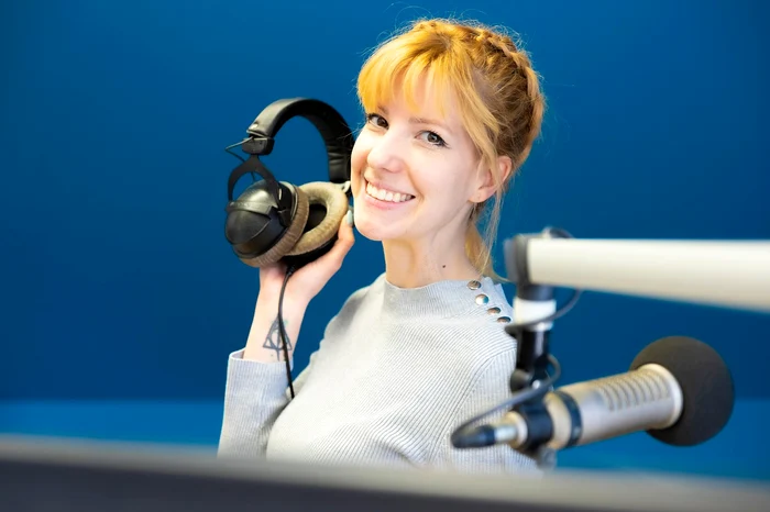 femeie, voce, radio, căști