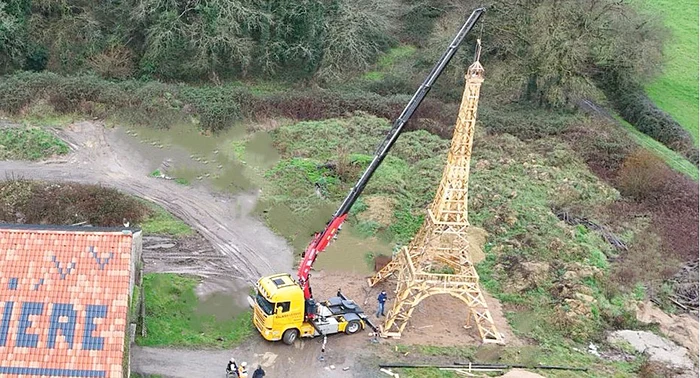 Replica  Turnului Eiffel  are 16 m înălţime. SURSĂ FOTO: CAPTURI VIDEO YOUTUBE