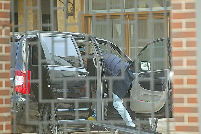 Mihăiţă Neşu este transportat cu o maşină specială, dotată cu o rampă pe care să coboare căruciorul