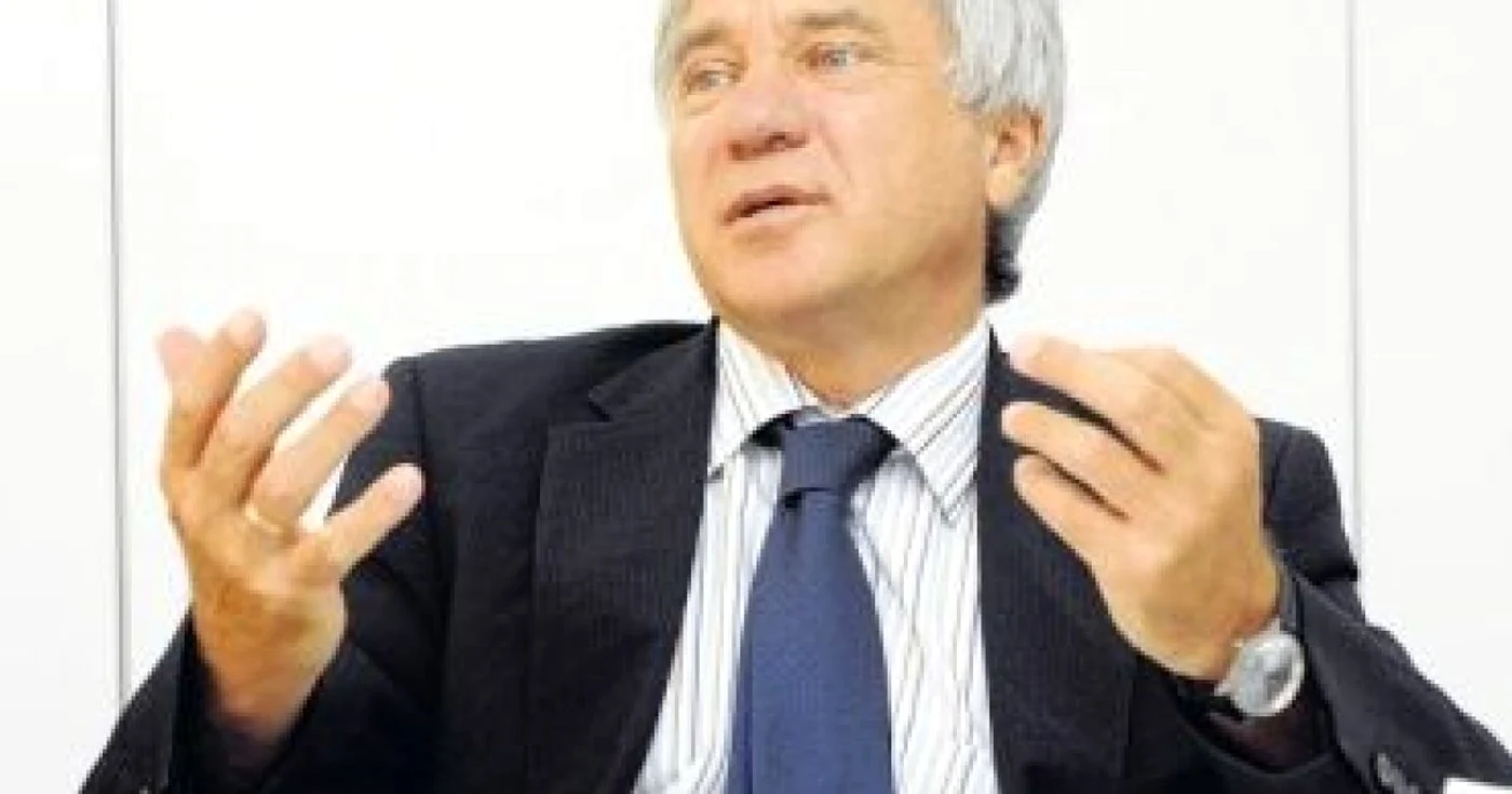Deputatul german Alois Karl a pălmuit o fermieră, care l-a stropit cu lapte