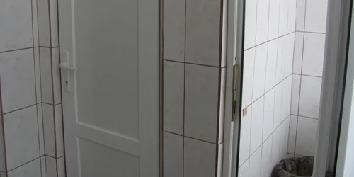 Cabina ocupată de medicul anestezist Ioan Costinaş se află în baia pacientelor din Secţia de Maternitate