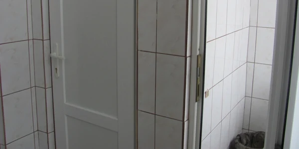 Cabina ocupată de medicul anestezist Ioan Costinaş se află în baia pacientelor din Secţia de Maternitate