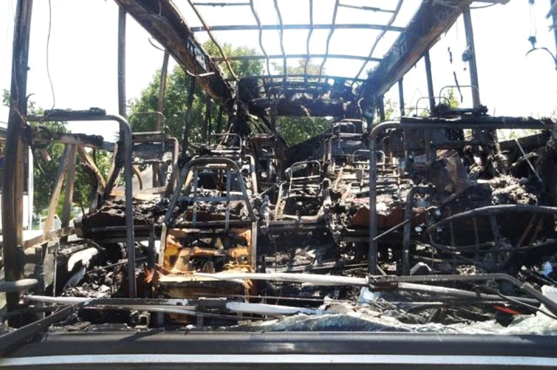 
		    Rămășițele autobuzului cu turiști israelieni care a explodat pe aeroportul din Burgas FOTO: The Boston Globe