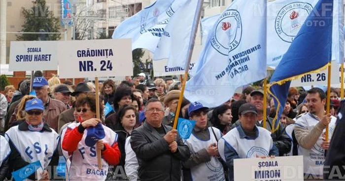 Cel mai amplu miting de protest al FSLI a scos în stradă, în 2004, peste 12.000 de dascăli               FOTO: Dorin Constanda