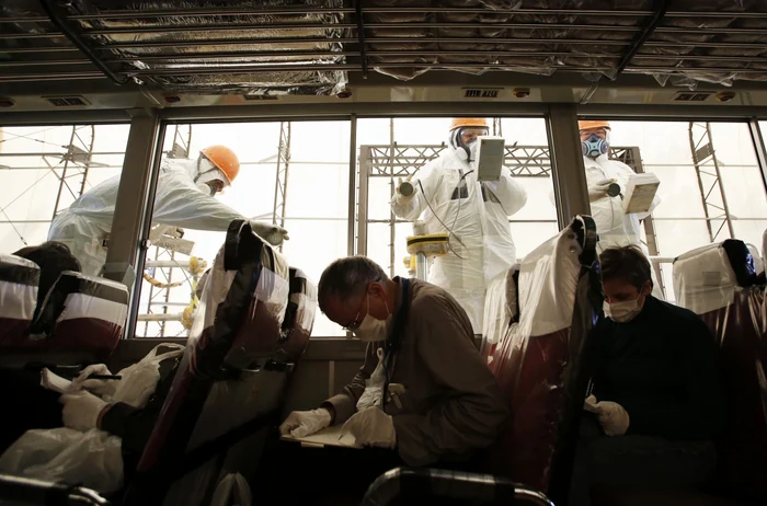 Specialiştii Tepco cercetează nivelul de radioactivitate de la centrala Fukushima. FOTO: Reuters