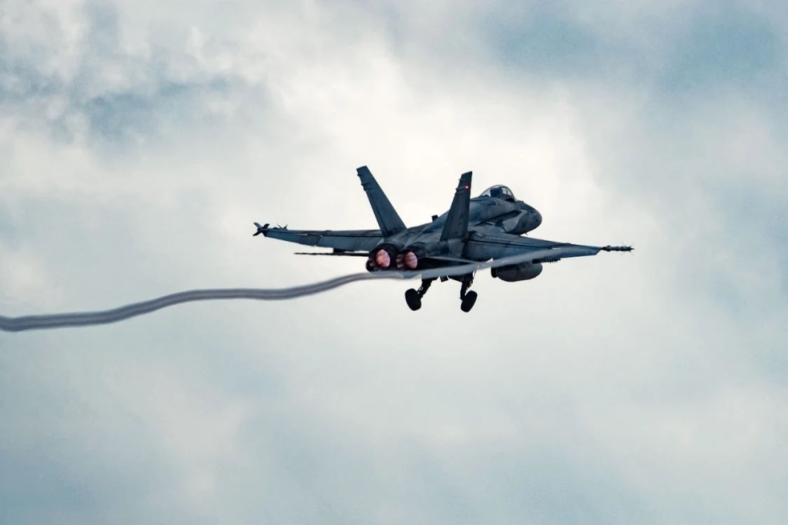 CF-188 canadian se luptă să întâmpine avioane neidentificate care operează deasupra Mării Negre. Foto: Royal Canadian Air Force (Arhivă)