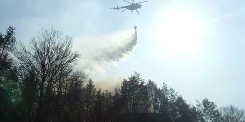 Elicopterele Inspectoratului General al Aviatiei au stins incendiile din Munţii Lotrului
