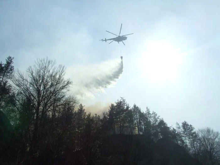 Elicopterele Inspectoratului General al Aviatiei au stins incendiile din Munţii Lotrului