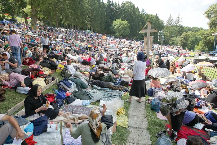 
    Oamenii se adună în fiecare an la Mănăstirile Nicula şi Cotmeana  