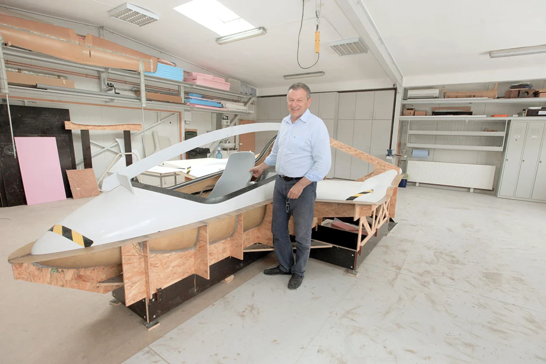 
    Berceanu lucrează în prezent la finalizarea proiectului abandonat anul trecut, un avion uşor cu două locuriFoto: Roberto Sălceanu   