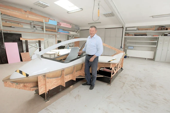 
    Berceanu lucrează în prezent la finalizarea proiectului abandonat anul trecut, un avion uşor cu două locuriFoto: Roberto Sălceanu   