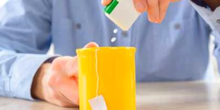 În alimentele light, zahărul este înlocuit cu îndulcitori artificiali, gen aspartam (E 951)