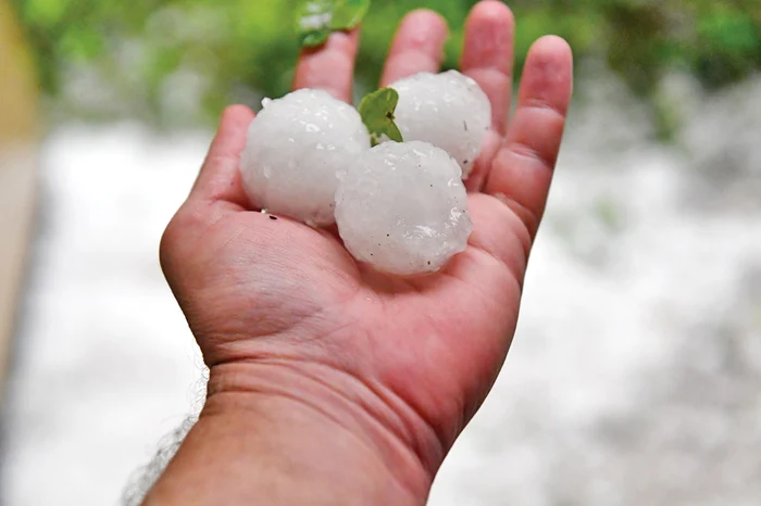 Australia - Grindina din Melbourne, Australia,  a băgat frica în localnici provocând pagube de milioane de dolari