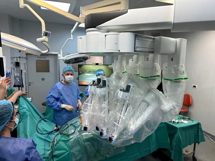 Roboți chirurgicali FOTO: Facebook/Dr. Sorin Pătrășcoiu