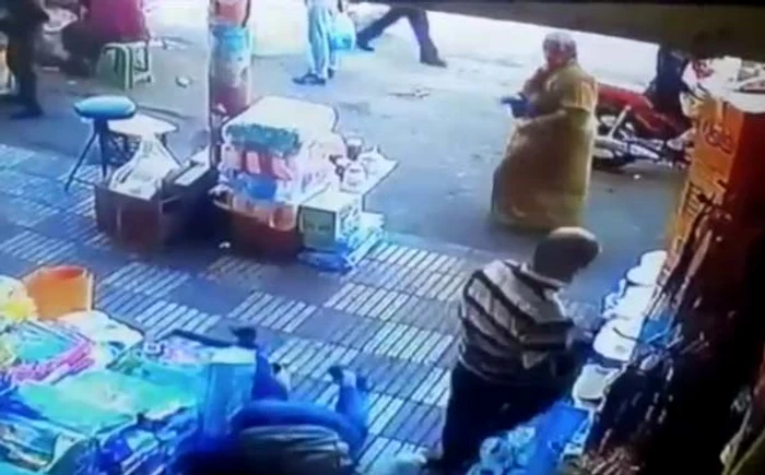 Femeia l-a lovit zdravăn pe bărbat, încât s-a prăbuşit la pământ foto: captură video