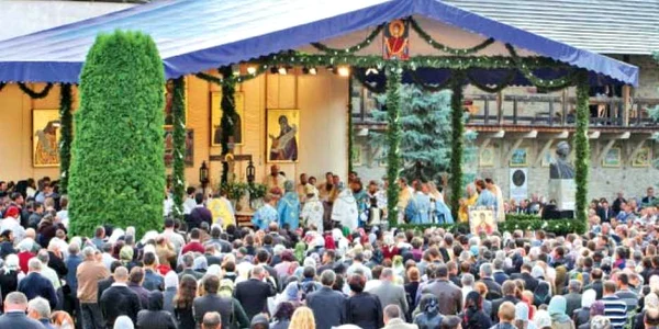 Peste 10.000 de pelerini s-au strâns ieri la Mănăstirea Putna  