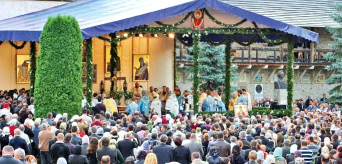 Peste 10.000 de pelerini s-au strâns ieri la Mănăstirea Putna