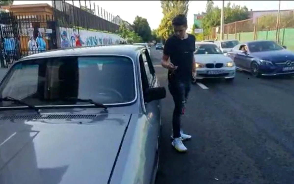 
    Luni, şi-a făcut apariţia la volanul  Mercedesului CLS, iar ieri, tânărul  artist a venit cu o Dacie 1300  