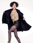La actriz estadounidense Halle Berry posa para la coleccin Otoo Invierno 2012 de su debut como diseadora de calzado con la firma "5th Avenue"  jpeg