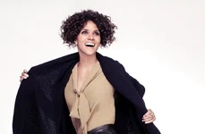 La actriz estadounidense Halle Berry posa para la coleccin Otoo Invierno 2012 de su debut como diseadora de calzado con la firma "5th Avenue" jpeg