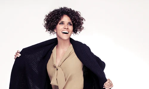 La actriz estadounidense Halle Berry posa para la coleccin Otoo Invierno 2012 de su debut como diseadora de calzado con la firma "5th Avenue" jpeg