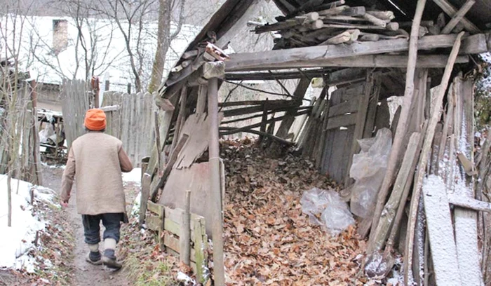 Gospodăria femeii e la capătul satului
