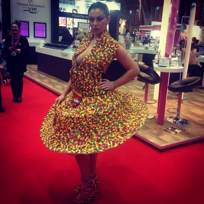 A mai realizat o rochie din bomboane Skittles
