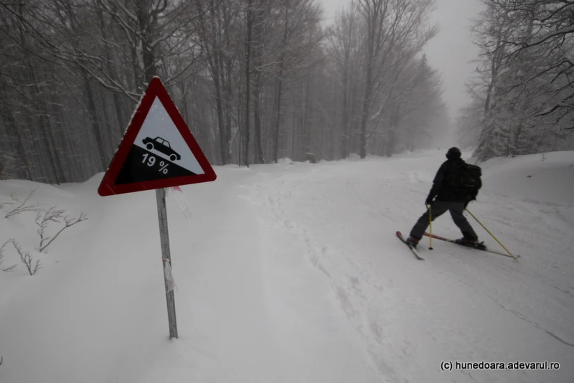 Drumul judeţean este folosit pe post de pârtie în timpul iernii. FOTO: Daniel Guţă. ADEVĂRUL.