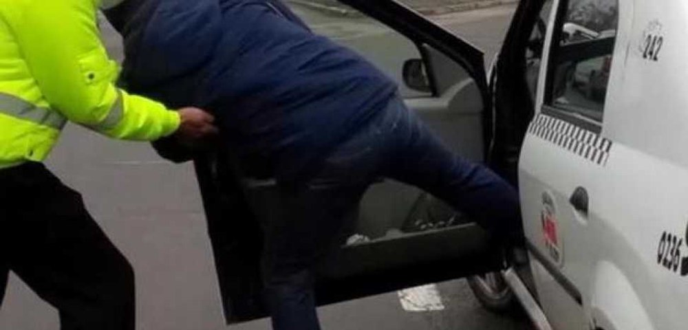 Taximetrist ziua, traficant de droguri după program. Discuții codate cu clienții: „Dă-mi 200 de lei. Ia și o sticlă de Coca Cola”