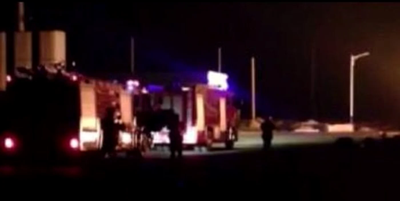 Pompierii încearcă să lichideze incendiul care a cuprins depozitul