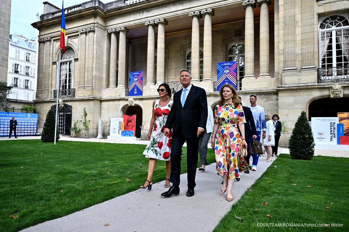 Klaus Iohannis și Carmen Iohannis la Ambasada României de la Paris, la inaugurarea „Casei României”. FOTO: Cristian Nistor, COSR