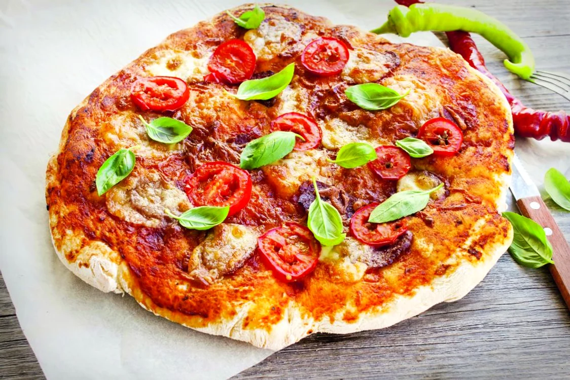 pizza cu carnati si rosii jpeg
