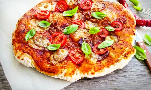 pizza cu carnati si rosii jpeg