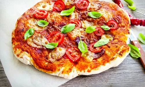 pizza cu carnati si rosii jpeg