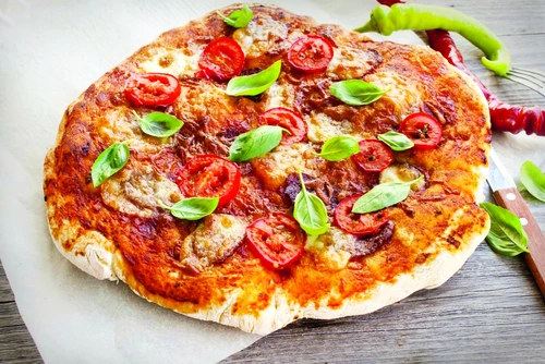 pizza cu carnati si rosii jpeg