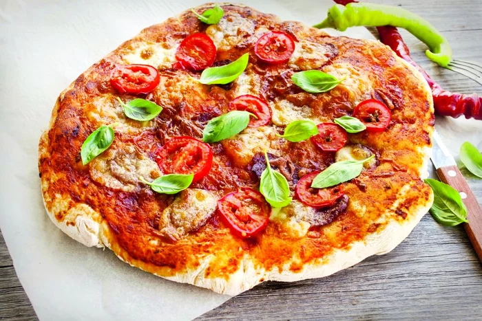 pizza cu carnati si rosii jpeg