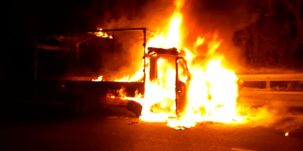Dubă încărcată cu mobilă - torță în trafic pe DN7 în Milcoiu Vâlcea Foto ISU Vâlcea