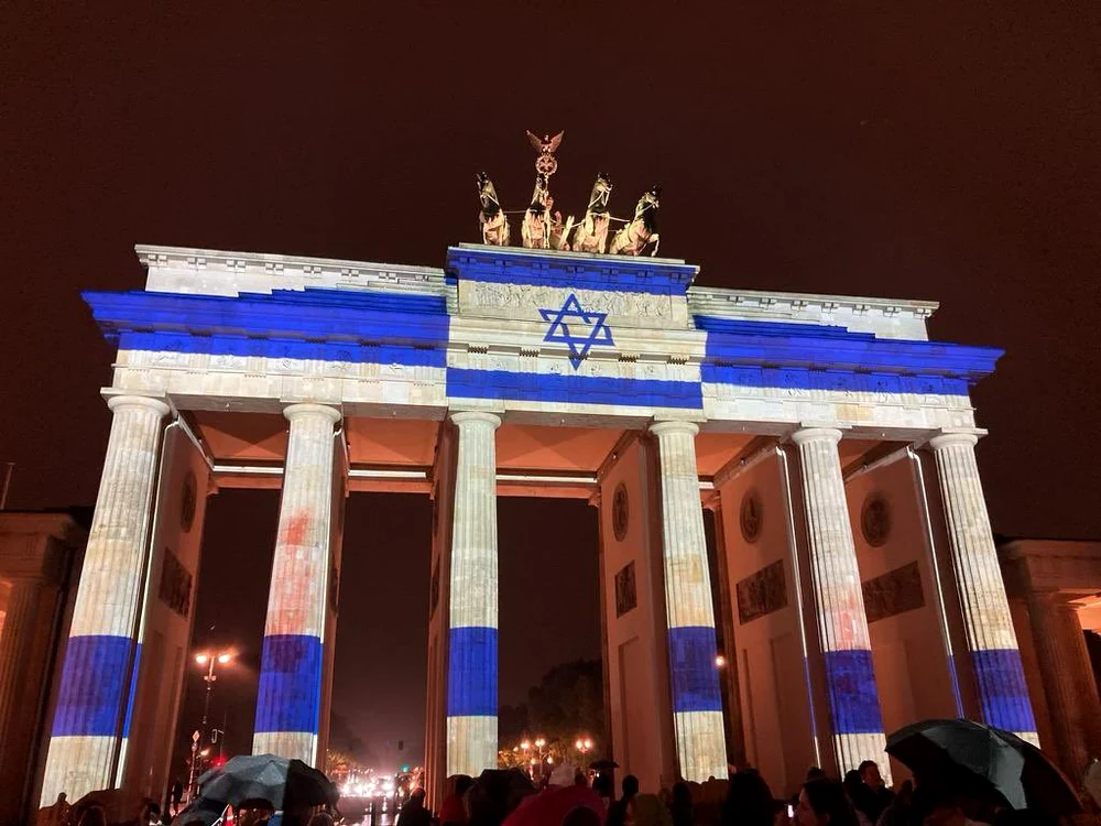 Poarta Brandenburg în culorile steagului israelian FOTO: Ministerul de Externe israelian Facebook