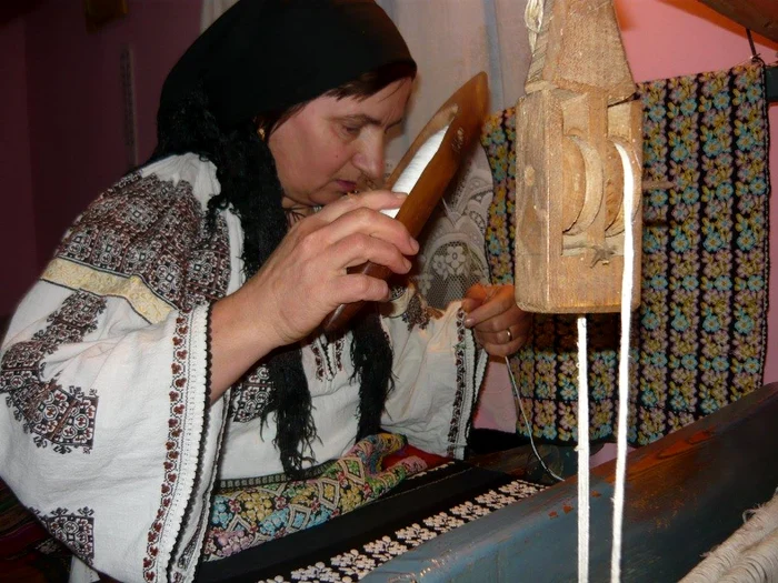 Meșter popular Rodica Crăcană din Costești Vâlcea creator de scoațe oltenești Foto Paula Midiski